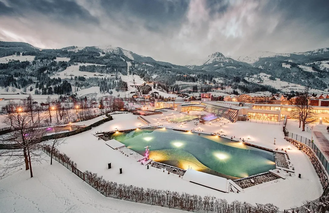 Hotel Norica - Thermenhotels Gastein mit dem Bademantel direkt in die Therme-1